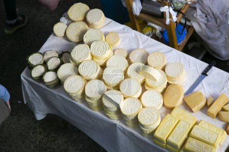 Téléchargez les photos : Cheese stall in Central food market of Urubamba, City of the Sacred Valley in Cuzco. - en image libre de droit
