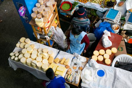 Foto de Cheese stall in Central food market of Urubamba, City of the Sacred Valley in Cuzco. - Imagen libre de derechos