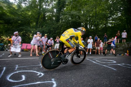 Téléchargez les photos : Domancy, France ; 18 juillet 2023 : Jonas Vingegaard (Team Jumbo Visma) en contre-la-montre au Tour de France. - en image libre de droit