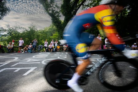 Foto de Domancy, Francia 18 de julio de 2023: Los aficionados al Tour de Francia animan a un ciclista durante la etapa de contrarreloj. - Imagen libre de derechos