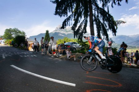 Foto de NICHOLAS SCHULTZ (ISRAEL - PREMIER TECH / ISR) en la fase de contrarreloj del Tour de Francia. - Imagen libre de derechos