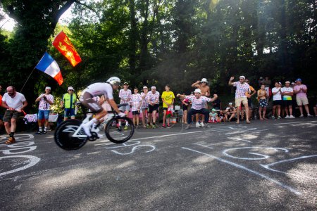 Foto de Domancy, Francia 18 de julio de 2023: Los aficionados al Tour de Francia animan a un ciclista durante la etapa de contrarreloj. - Imagen libre de derechos
