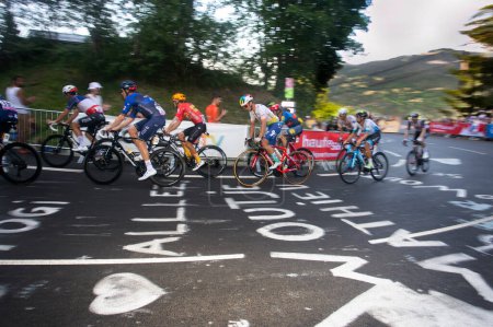 Téléchargez les photos : Saint-Gervais-les-Bains, France, 16 juillet 2023 : Peloton de cycliste lors des derniers km de l'étape 15 du Tour de France 2023. - en image libre de droit