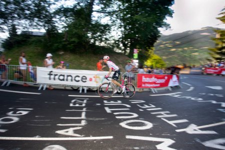 Foto de Saint-Gervais-les-Bains, Francia, 16 de julio de 2023: NEILSON POWLESS (EF EDUCATION - EASYPOST USA) durante el último km en la etapa 15 del Tour de Francia 2023. - Imagen libre de derechos