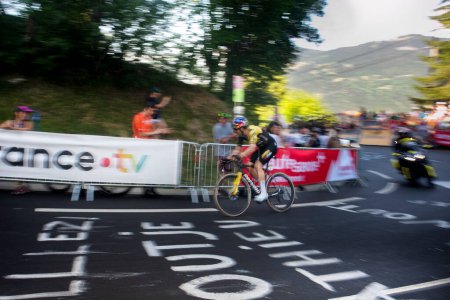 Téléchargez les photos : Saint-Gervais-les-Bains, France, 16 juillet 2023 : SORTIE VAN AERT (Team Jumbo Visma) lors des derniers kilomètres de l'étape 15 du Tour de France 2023. - en image libre de droit