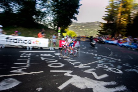 Foto de Saint-Gervais-les-Bains, Francia, 16 de julio de 2023: MATHIEU BURGAUDEAU (TOTALENERGIES / FRA) durante el último km en la etapa 15 del Tour de Francia 2023. - Imagen libre de derechos