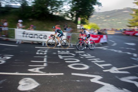 Foto de Saint-Gervais-les-Bains, Francia, 16 de julio de 2023: JAI HINDLEY (BORA - HANSGROHE GER) y RAFAL MAJKA (Emiratos Árabes Unidos EMIRATES EAU) durante el último km en la etapa 15 del Tour de Francia 2023. - Imagen libre de derechos