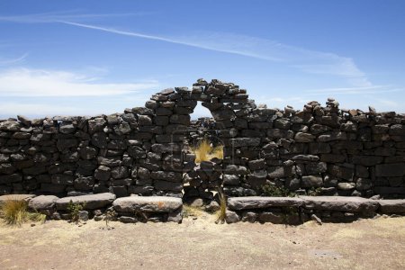 Foto de Restos arqueológicos incas en la isla de Taquile en el lago Titicaca en Perú. - Imagen libre de derechos