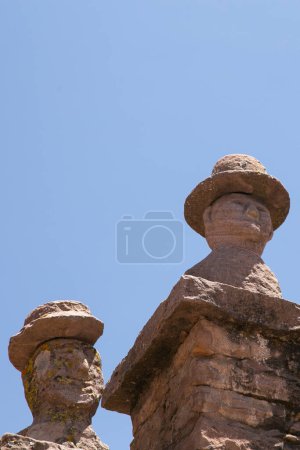 Foto de Cabezas de piedra talladas en los arcos de la isla de Taquile en el lago Titicaca en Perú. - Imagen libre de derechos