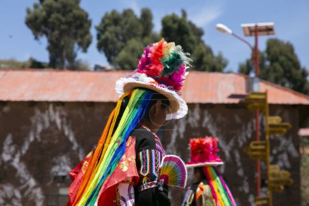 Téléchargez les photos : Les habitants de l'île de Taquile au Pérou dansent lors d'un événement sur la place principale de l'île. - en image libre de droit