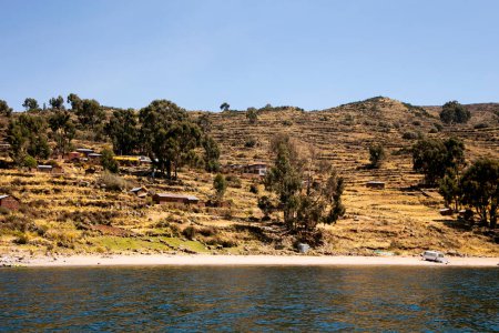 Téléchargez les photos : Vue sur les rives et le port de l'île de Taquile sur le lac Titicaca au Pérou. - en image libre de droit