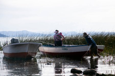 Foto de Actividad de los pescadores y sus embarcaciones en la península de Llachn, en el lago Titicaca. - Imagen libre de derechos