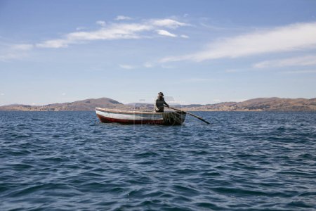 Foto de Actividad de los pescadores y sus embarcaciones en la península de Llachn, en el lago Titicaca. - Imagen libre de derechos
