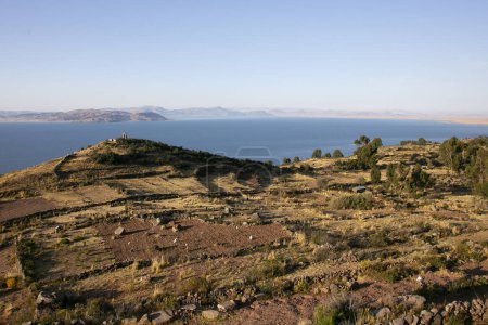 Téléchargez les photos : Vue sur le lac Titicaca depuis la péninsule de Llachn au Pérou. - en image libre de droit