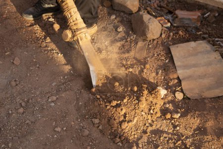 Foto de Antigua herramienta utilizada para trabajar la tierra en Llachon, región del Lago Titicaca en Perú. - Imagen libre de derechos