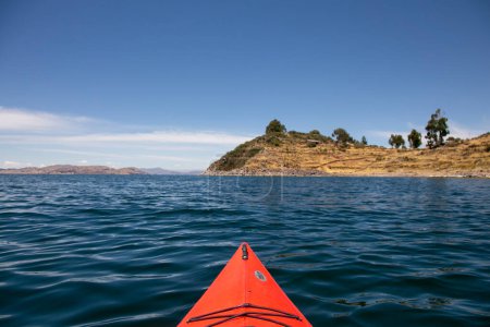 Téléchargez les photos : Kayak sur le lac Titicaca au Pérou. - en image libre de droit