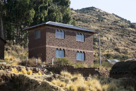Foto de Casa construida con material de adobe en Llachon en el Lago Titicaca en Perú. - Imagen libre de derechos