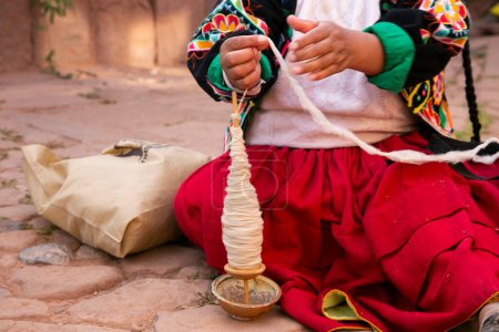 Foto de Una mujer indígena del lago Titicaca en Perú que trabaja con lana para hacer paños tradicionales a mano. - Imagen libre de derechos