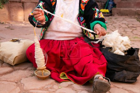 Foto de Material para la producción de artesanías textiles en una comunidad indígena en Perú. - Imagen libre de derechos