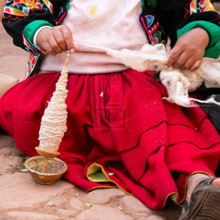 Foto de Una mujer indígena del lago Titicaca en Perú que trabaja con lana para hacer paños tradicionales a mano. - Imagen libre de derechos