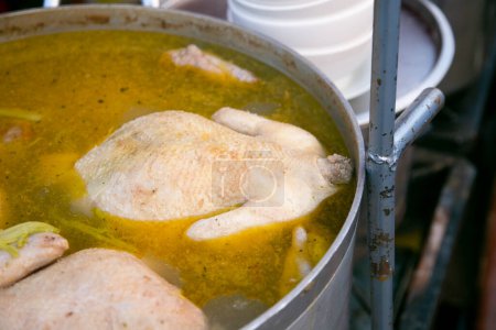 Téléchargez les photos : Caldo de Gallina. Le bouillon de poulet est un plat traditionnel de la gastronomie péruvienne - en image libre de droit