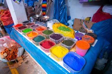 Foto de Tintes naturales en el mercado central de la ciudad de Cusco en Perú. - Imagen libre de derechos