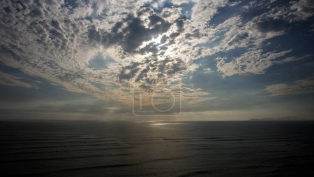 Foto de Puesta de sol en el mar vista desde el barrio de Miraflores en la ciudad de Lima en Perú. - Imagen libre de derechos