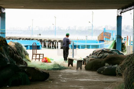 Téléchargez les photos : Bateaux et activités de l'industrie de la pêche dans le port de Chorrios dans la ville de Lima au Pérou. - en image libre de droit