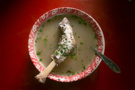 Téléchargez les photos : Caldo de cordero est une soupe traditionnelle de la ville de Cusco au Pérou. Il est servi avec du riz, de la viande d'agneau et un bouillon de viande. - en image libre de droit