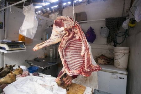 Téléchargez les photos : Viande de porc à vendre dans une boucherie du marché central de la ville de Cusco au Pérou. - en image libre de droit