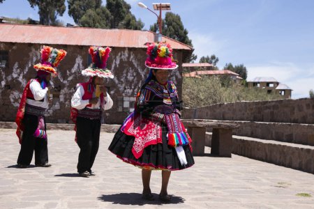 Téléchargez les photos : Taquile, Pérou ; 1er janvier 2023 : Les habitants de l'île de Taquile au Pérou dansent et jouent de la musique lors d'un événement sur la place principale de l'île. - en image libre de droit