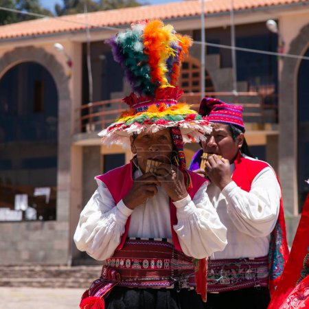Foto de Taquile, Perú; 1 de enero de 2023: Locales de la isla de Taquile en Perú bailan y tocan música en un evento en la plaza principal de la isla. - Imagen libre de derechos