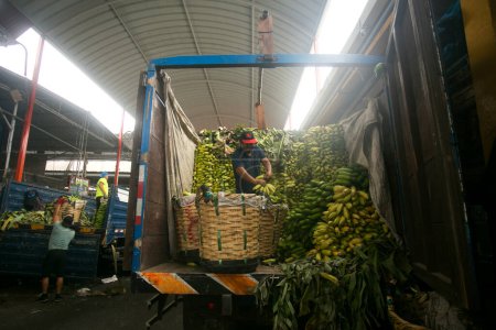 Foto de Lima, Perú; 1 de enero de 2023: Actividad comercial en el mercado central de frutas de la ciudad de Lima, Perú. - Imagen libre de derechos