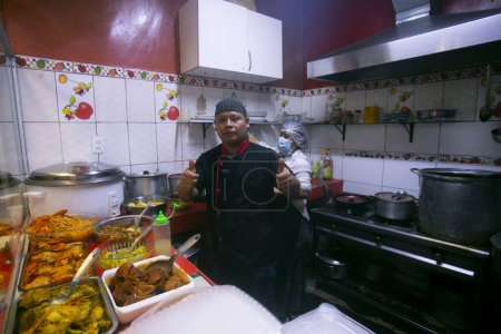 Téléchargez les photos : Lima, Pérou ; 1er janvier 2023 : Chef péruvien dans une échoppe au marché Surquillo à Lima, Pérou. - en image libre de droit
