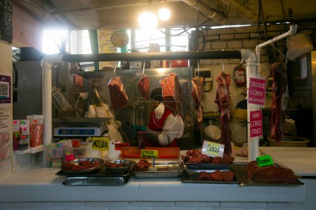 Téléchargez les photos : Lima, Pérou ; 1er janvier 2023 : étal de vente de viande sur le marché de Surquillo à Lima, Pérou. - en image libre de droit