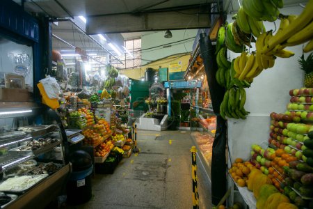 Foto de Lima, Perú; 1 de enero de 2023: Puesto de comida en el mercado de Surquillo en Lima, Perú. - Imagen libre de derechos