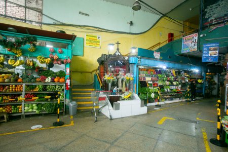 Téléchargez les photos : Lima, Pérou ; 1er janvier 2023 : Epicerie sur le marché de Surquillo à Lima, Pérou. - en image libre de droit