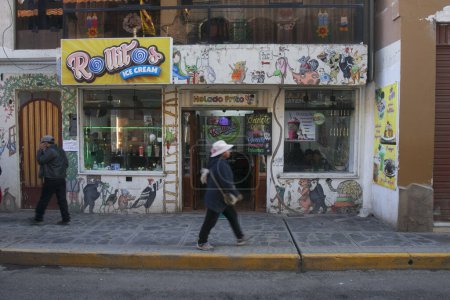 Téléchargez les photos : Puno, Pérou ; 1er janvier 2023 : Sweet shop dans la ville de Puno au Pérou. - en image libre de droit