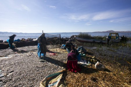 Téléchargez les photos : Taquile, Pérou ; 1er janvier 2023 : Pêcheurs locaux de la péninsule de Llachon travaillant sur les rives du lac Titicaca. - en image libre de droit