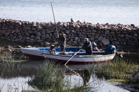 Foto de Taquile, Perú; 1 de enero de 2023: Pescadores locales de la península de Llachon trabajando a orillas del lago Titicaca. - Imagen libre de derechos