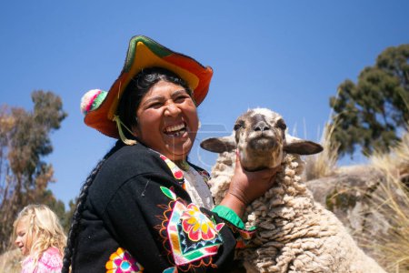 Foto de Llachon, Perú; 1 de enero de 2023: Población local de la provincia de Llachn, en el lago Titicaca, con su rebaño de ovejas. - Imagen libre de derechos