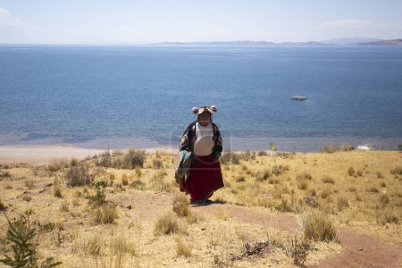Foto de Llachon, Perú; 1 de enero de 2023: Gente local de la provincia de la península de Llachon en el lago Titicaca con sus vestidos tradicionales. - Imagen libre de derechos