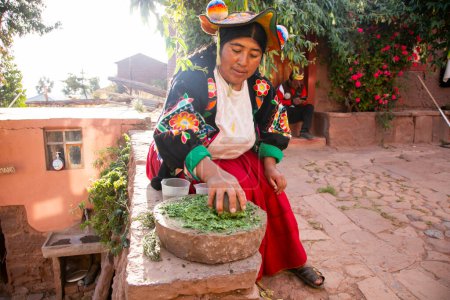 Foto de Llachon, Perú; 1 de enero de 2023: Mujer preparando champú orgánico natural a base de plantas en la región de Llachon en el lago Titicaca en Perú. - Imagen libre de derechos