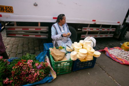 Foto de Cusco, Perú; 1 de enero de 2023: Quesos orgánicos peruanos en un puesto de mercado en la ciudad de Cusco, Perú. - Imagen libre de derechos