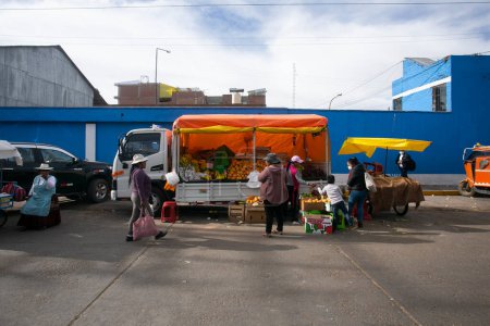 Téléchargez les photos : Puno, Pérou 1er Janvier, 2023 : Épicerie de rue avec fruits et légumes dans la ville de Puno prochain lac Titicaca. - en image libre de droit