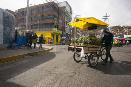 Foto de Puno, Perú 1 enero, 2023: Puesto de comida callejera con frutas y verduras en la ciudad de Puno próximo Lago Titicaca. - Imagen libre de derechos