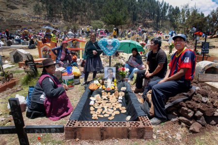 Téléchargez les photos : Cusco, Pérou ; 2 novembre 2022 : Les locaux célèbrent la Journée des Morts ou Da de los Difuntos à San Jose de Huancaro Cementerie. - en image libre de droit