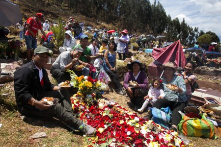 Foto de Cusco, Perú; 2 de noviembre de 2022: Locales celebrando el Día de los Muertos o 'Da de los Difuntos' en el cementerio de San José de Huancaro. - Imagen libre de derechos