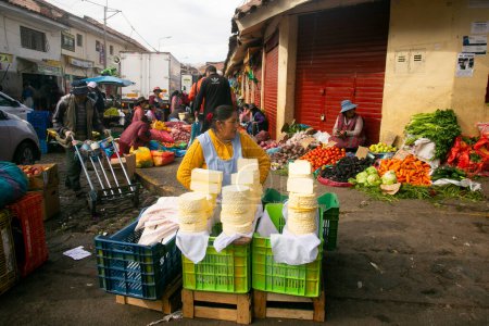 Foto de Cusco, Perú; 1 de enero de 2023: Mujer vendiendo queso orgánico peruano en un mercado callejero en Cusco. - Imagen libre de derechos