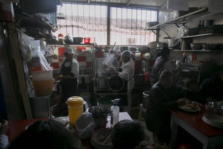 Foto de Cusco, Perú; 1 de enero de 2023: Restaurante que sirve el tradicional "Caldo de Gallina" en el Mercado de San Pedro en Cusco. - Imagen libre de derechos